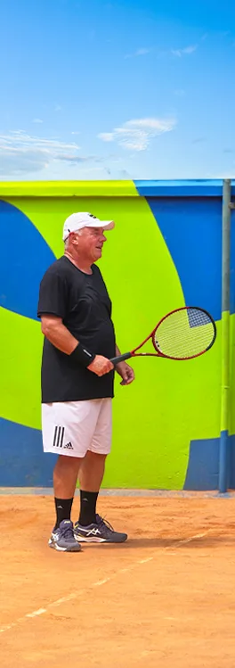 Jogador de tênis na quadra Fast Tennis